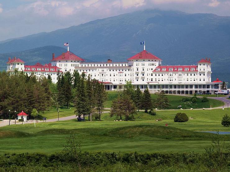 By rickpilot_2000 from Hooksett, USA - Mt. Washington Hotel Uploaded by jbarta, CC BY 2.0, https://commons.wikimedia.org/w/index.php?curid=26447136